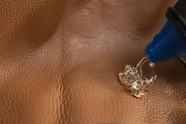 热熔胶在标签和快递袋行业的应用中有哪些优势？